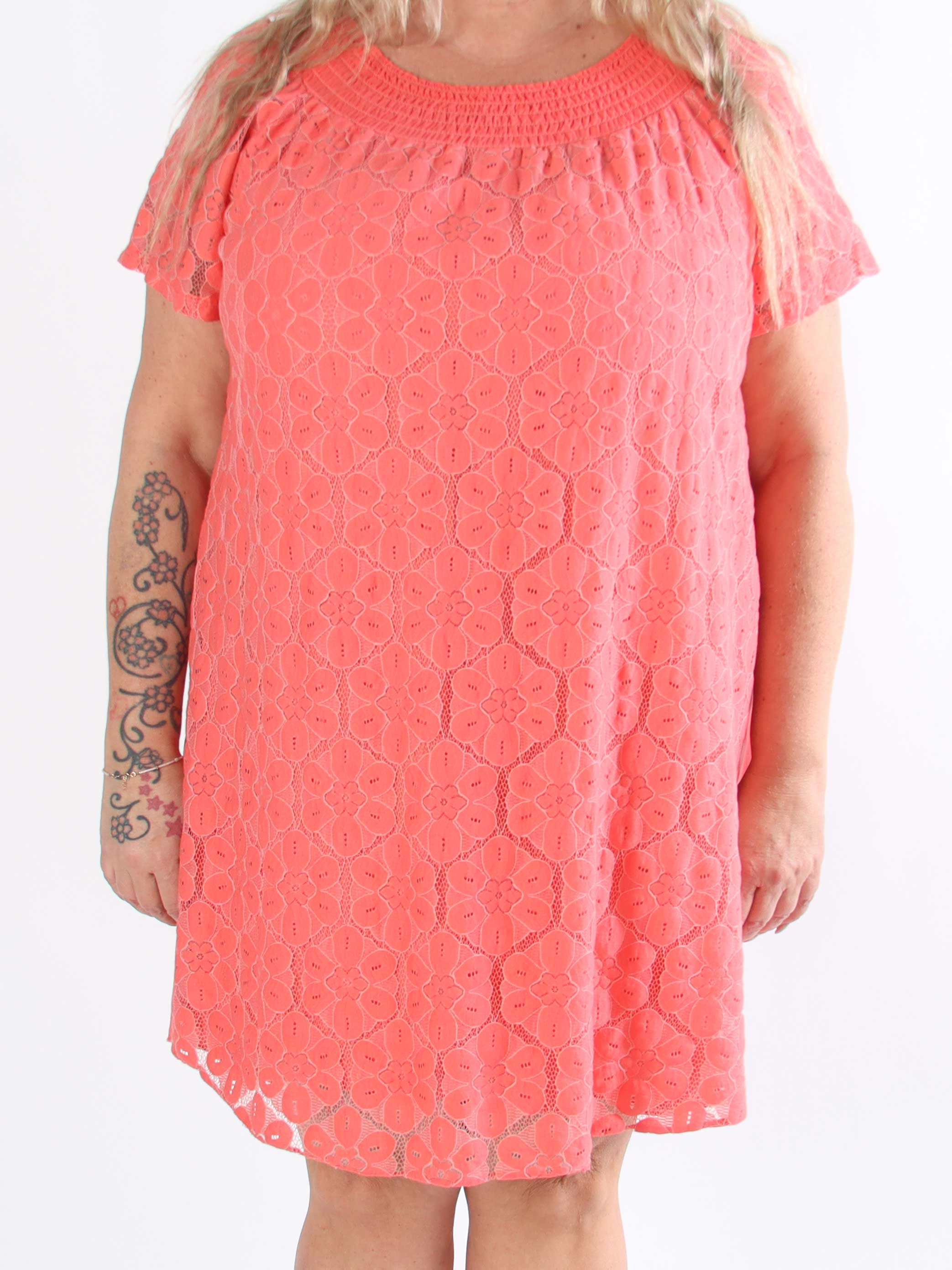 Fjola - Plus size tunikaklänning i bomull med spets fram